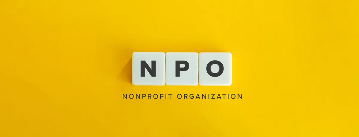 Three white blocks spelling "NPO" on a yellow background.